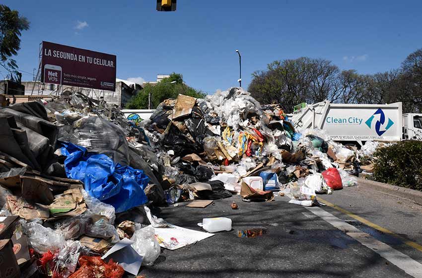 Montañas de basura por una protesta de recolectores