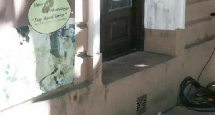 Mientras sigue el acampe, el Museo Paleontológico se quejó por los daños en su edificio