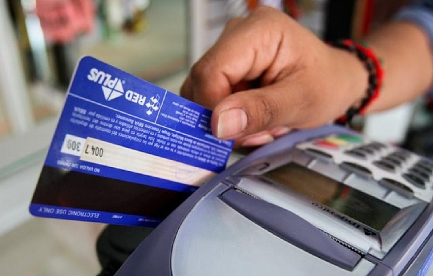 Se podrán utilizar facturas y tarjetas de débito en dólares