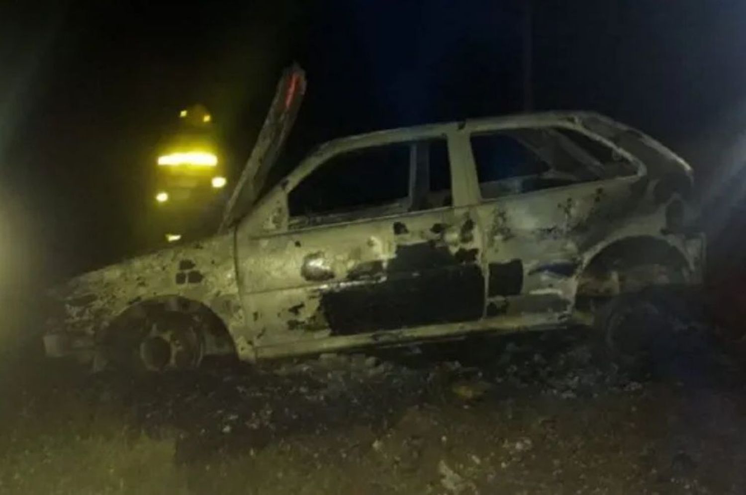 Hallaron un auto incendiado y buscan a su propietario