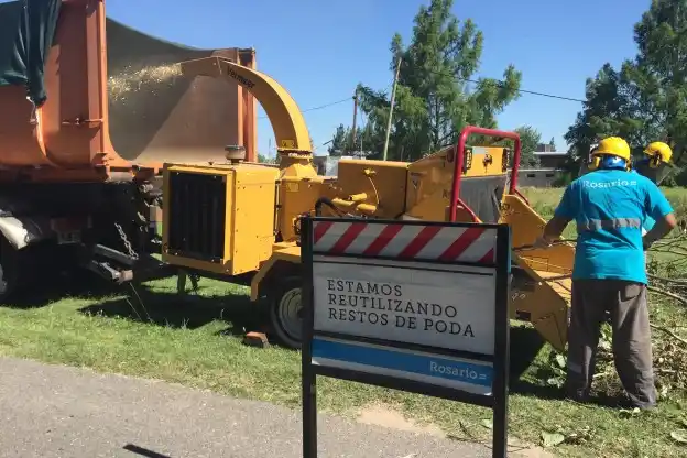 Rosario reduce los restos de poda
