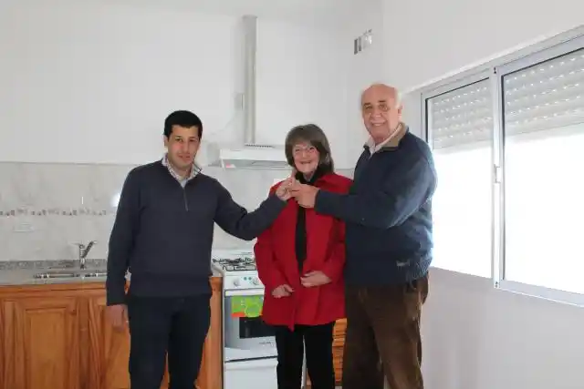 Se realizó la entrega de la casa sorteada por el Club Bancario