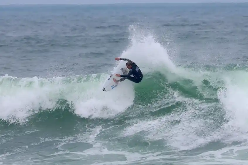 Franco Radziunas maniobrando en las olas peruanas. (Foto: Panam Surf)
