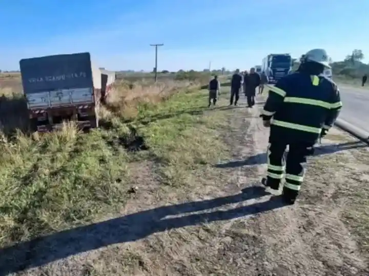 El choque frontal causó una muerte y lesiones a otras cuatro personas.