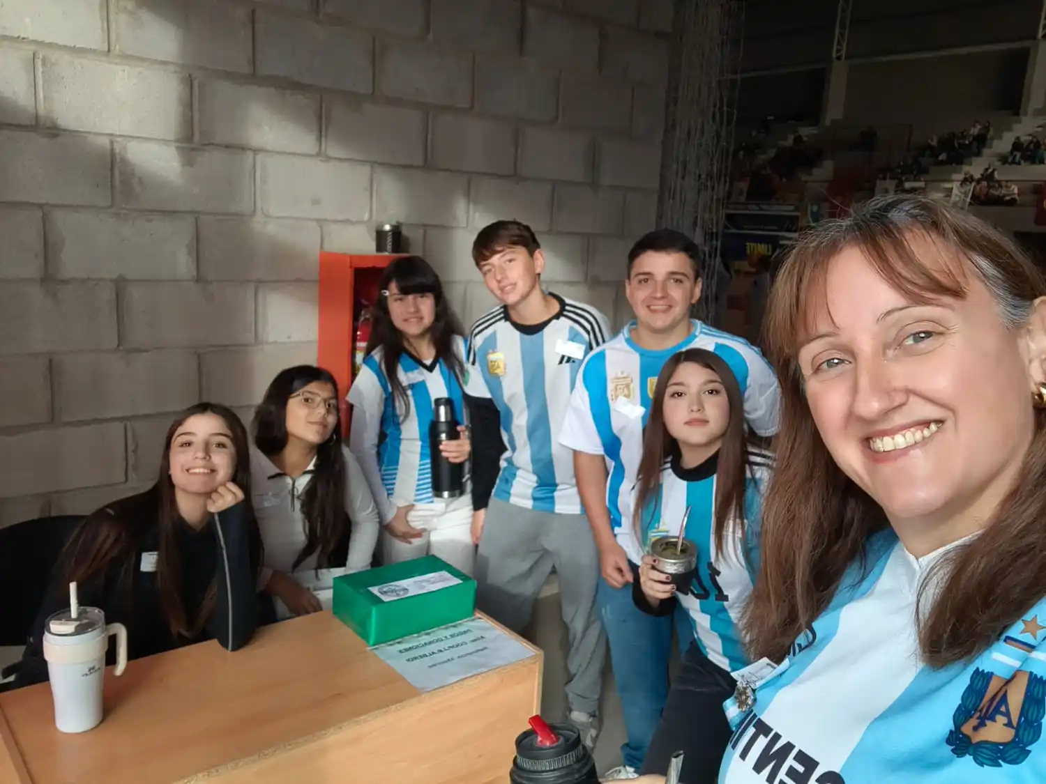 alumnos y docentes en el polidep.