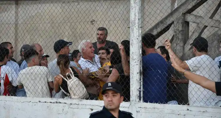 Incidentes en Paraná-Sarmiento: Un jugador visitante salió de la cancha y agredió a hinchas locales