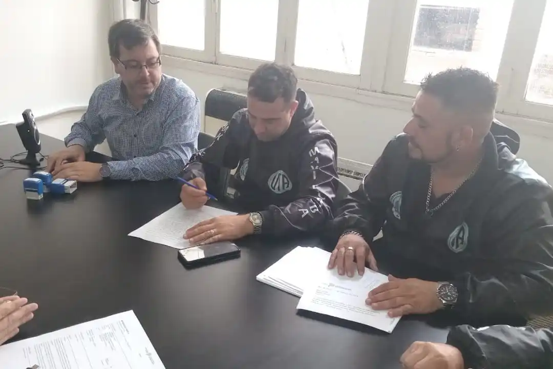 Representantes de la UTA local en el acuerdo de mejoras salariales.