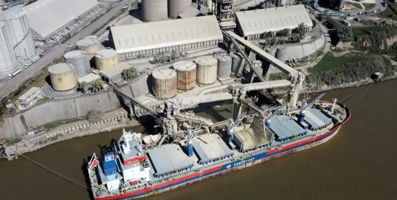 Granos son cargados en un barco en un puerto cercano a la ciudad de Rosario, Argentina.