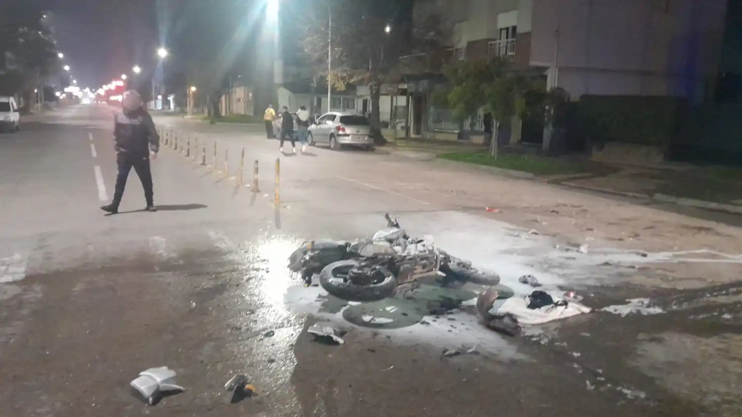 Tras el impacto, la moto se incendió.