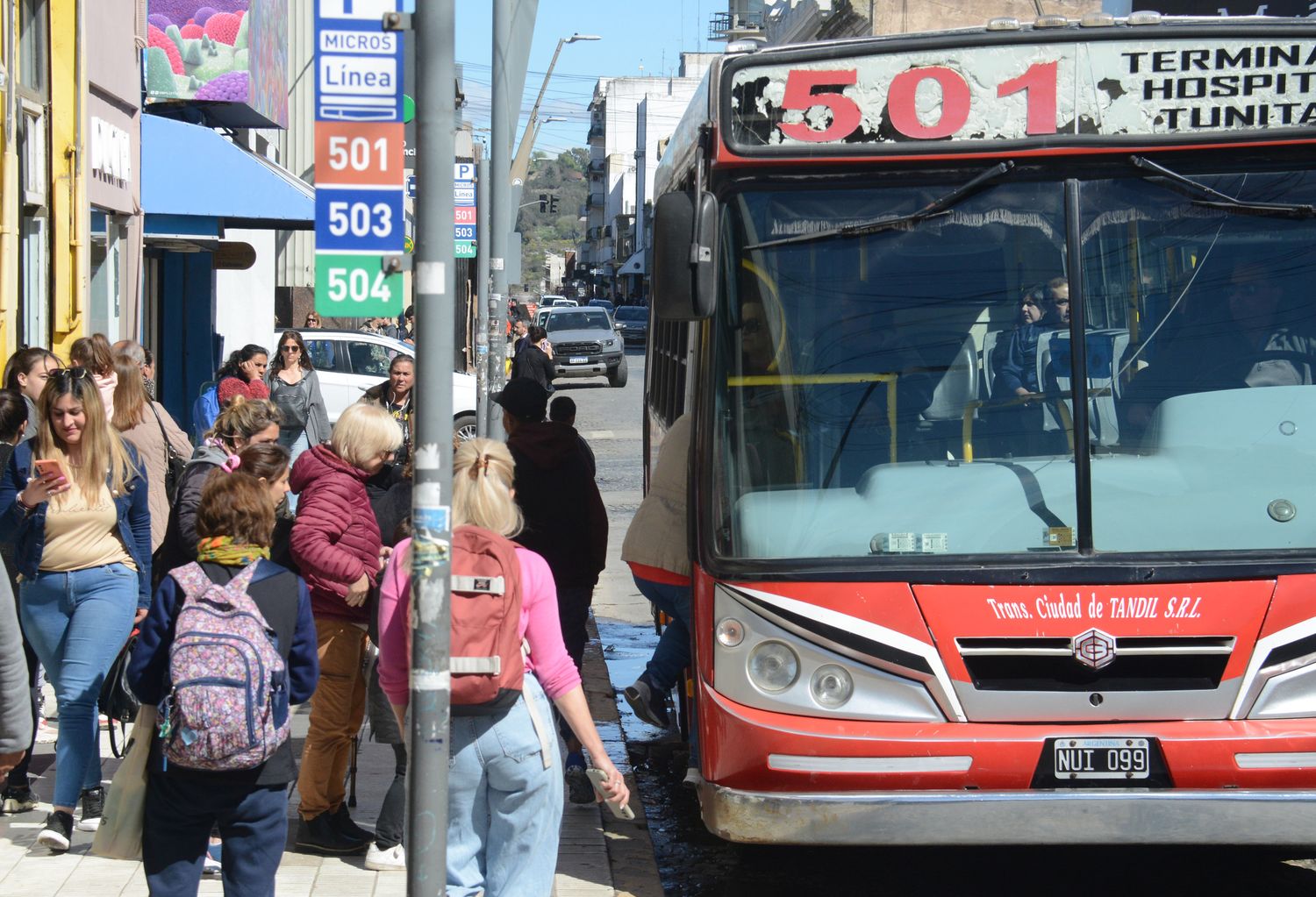 Trabajos de reparación de la calzada en la parada de colectivos de Pinto entre 9 de Julio y Alem