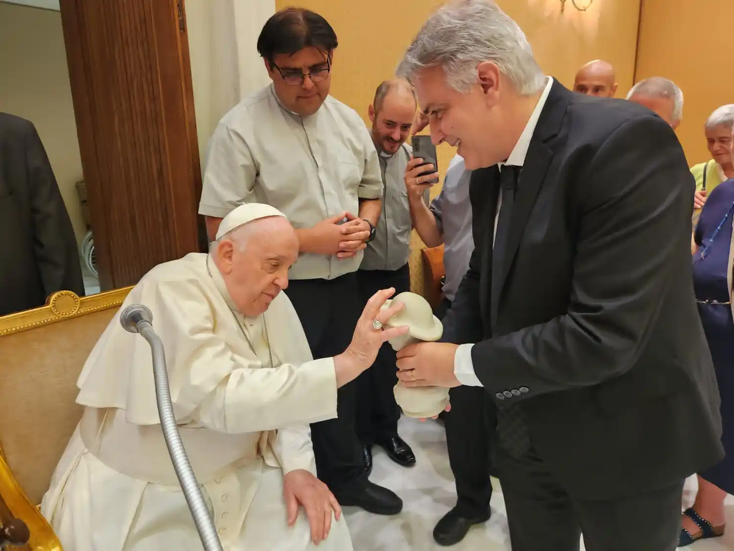 El intendente de Córdoba y gobernador electo invitó formalmente al Papa a visitar la provincia.