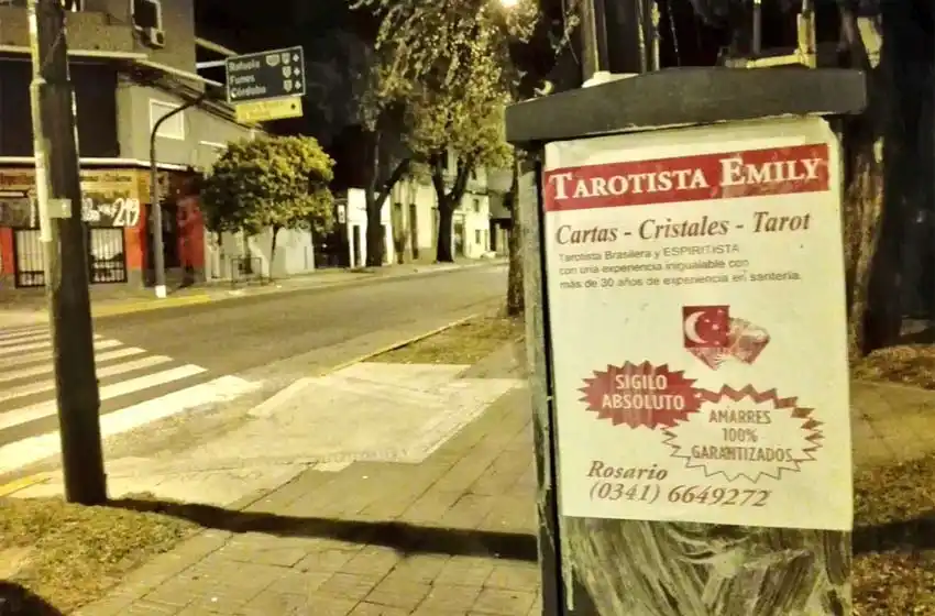 Una tarotista rosarina deberá retirar los afiches que pegó en la vía pública para promocionar su trabajo