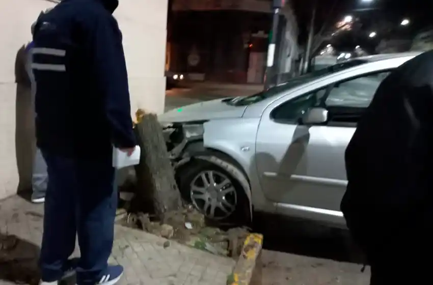 Un auto terminó en la vereda tras un violento choque cerca del Parque Independencia