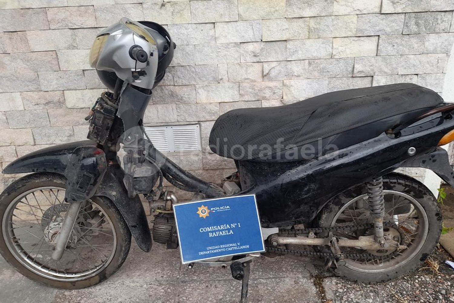 En Barrio Barranquitas, encontraron en estado de abandono una moto que había sido robada