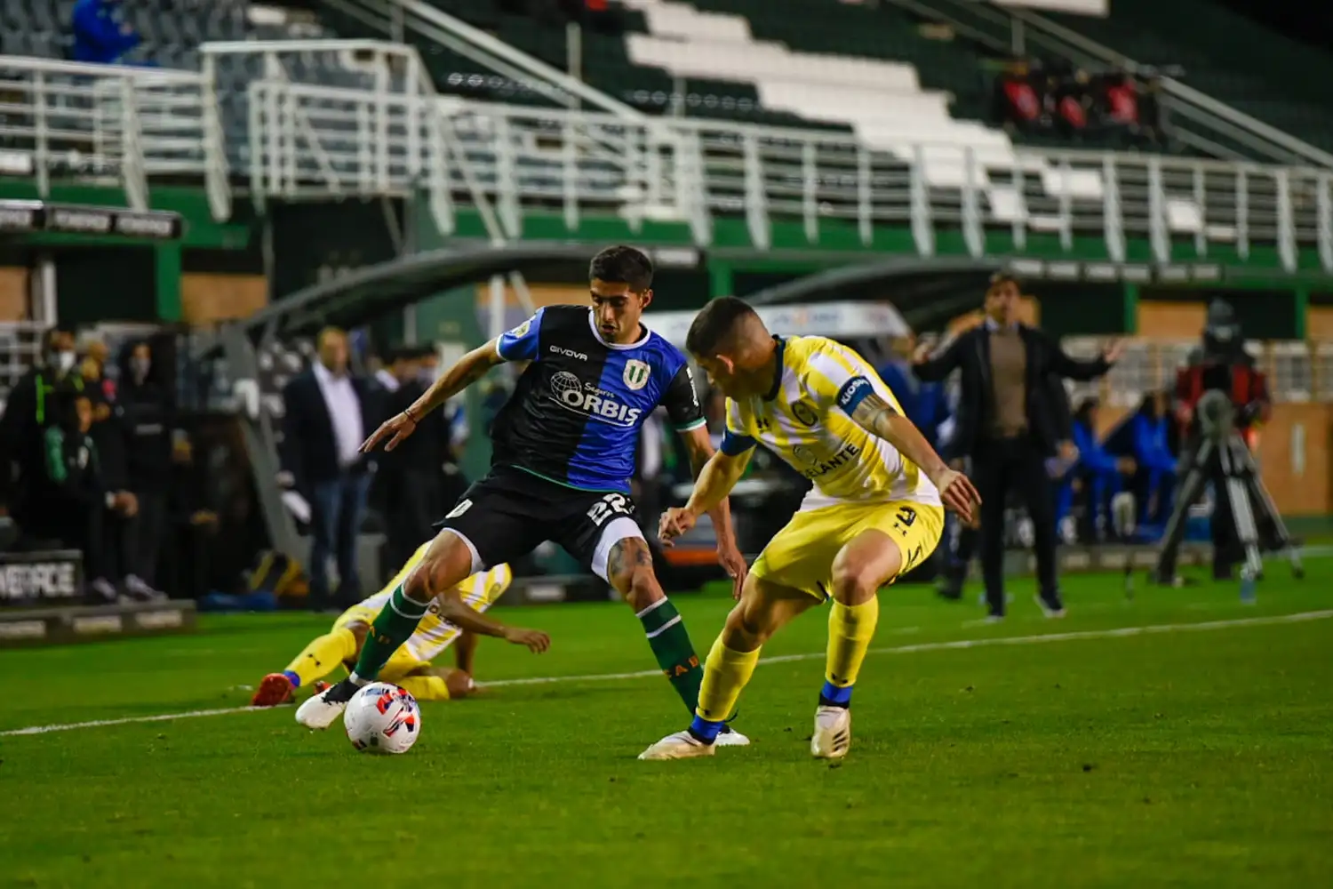 El tandilense Álvarez maneja la pelota ante Blanco.