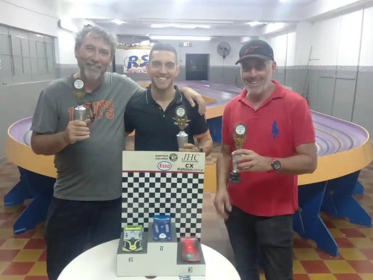 Podio de Sport Blindado el pasado viernes: José Foti 2°, Cristian Vaira 1°, José Picotto 3°. Foto: Prensa Automodelismo Rafaela