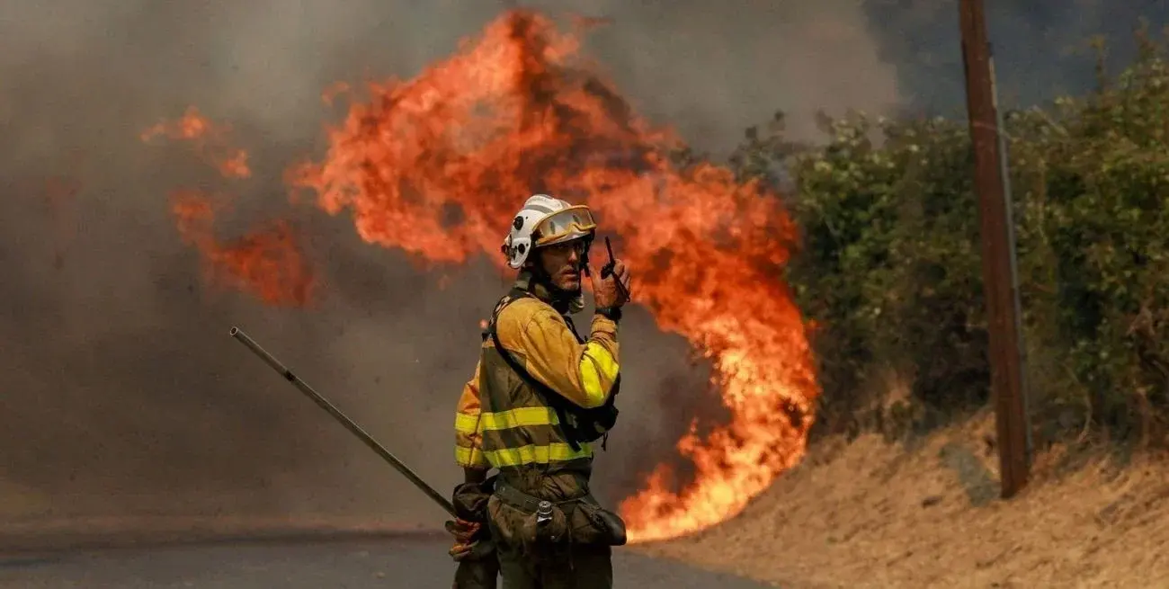 Miles de efectivos y aeronaves participan en las tareas de extinción del fuego.