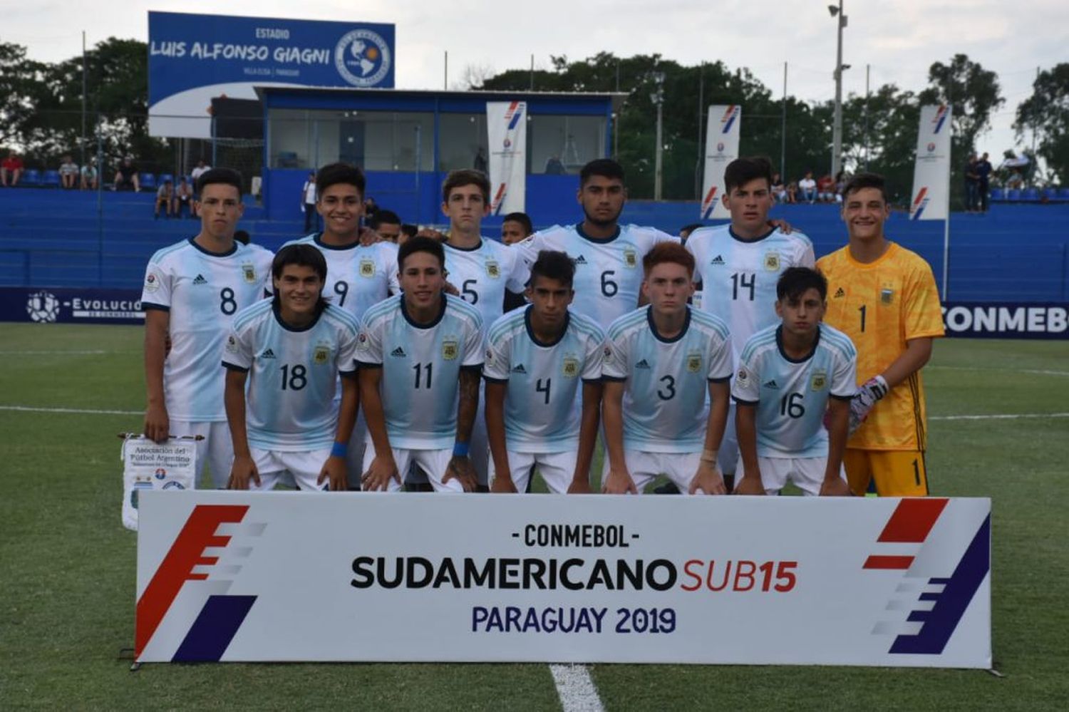 En su debut, Argentina le hizo seis goles a Chile