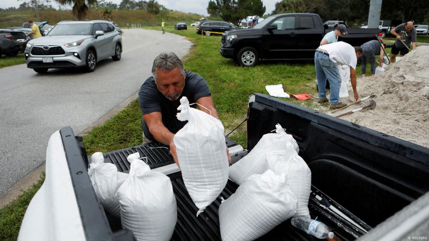 reparativos con bolsas de arena para proteger áreas en Pinellas County, Florida, EE. UU., ante la llegada del huracán Milton.