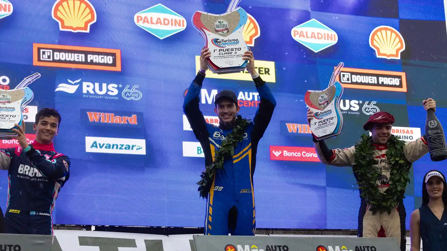 Mallo celebra en el podio misionero.