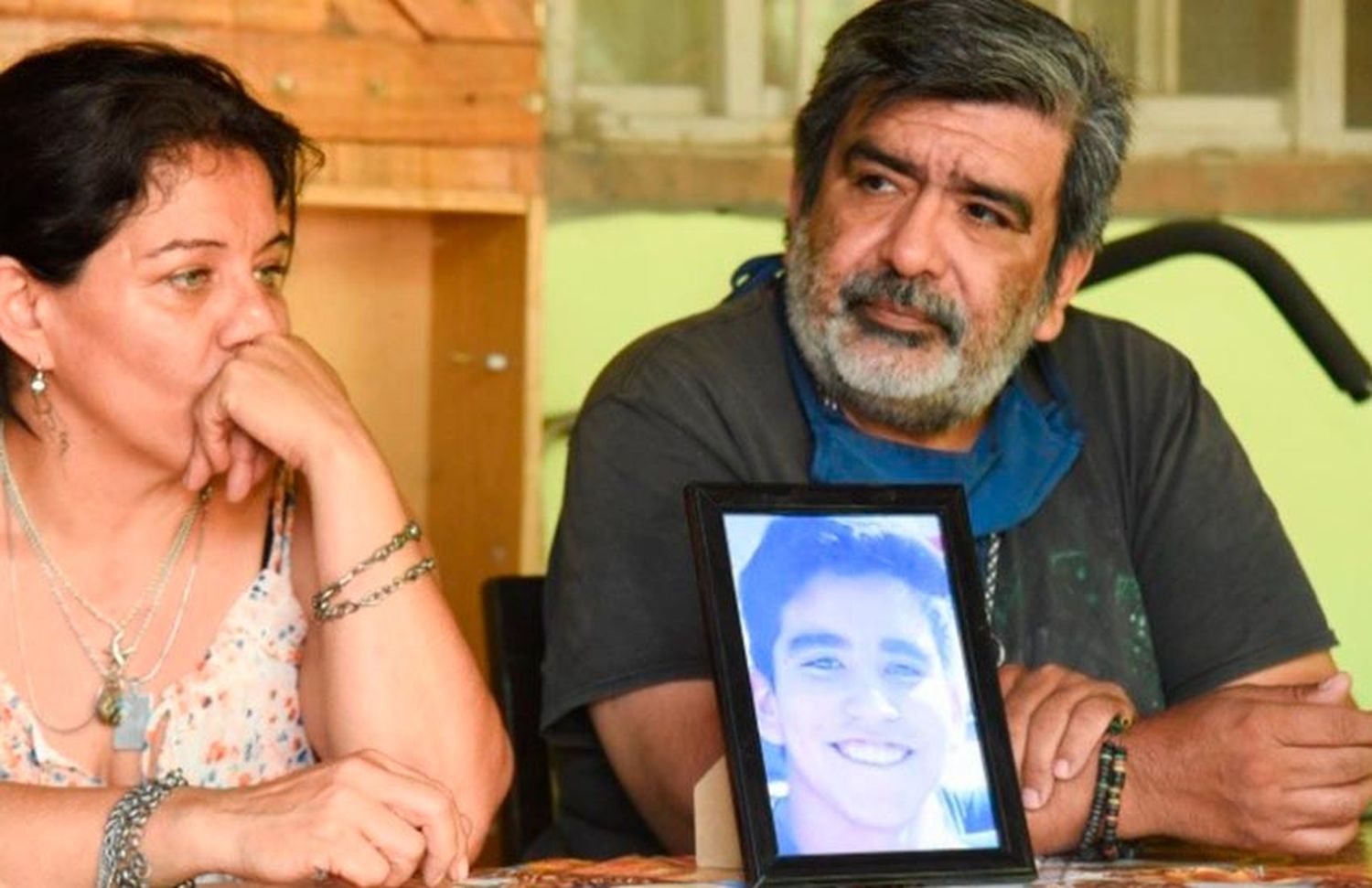 El papá del chico que murió electrocutado en Funes denunció que lo secuestraron para que no se acerque al intendente
