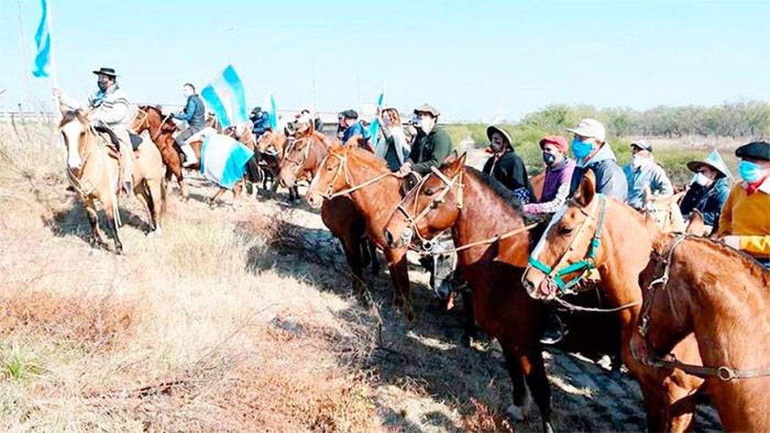 Puesteros entrerrianos a caballo se manifestaron contra los incendios de islas