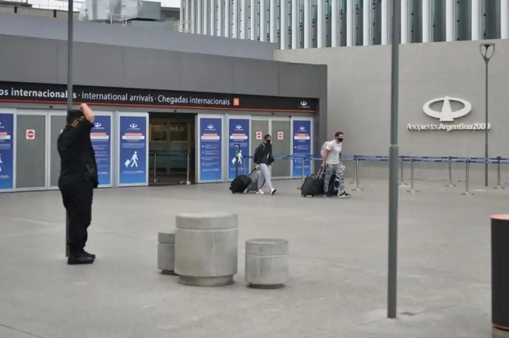 Solo cuatro vuelos internacionales por día podrán aterrizar en Ezeiza