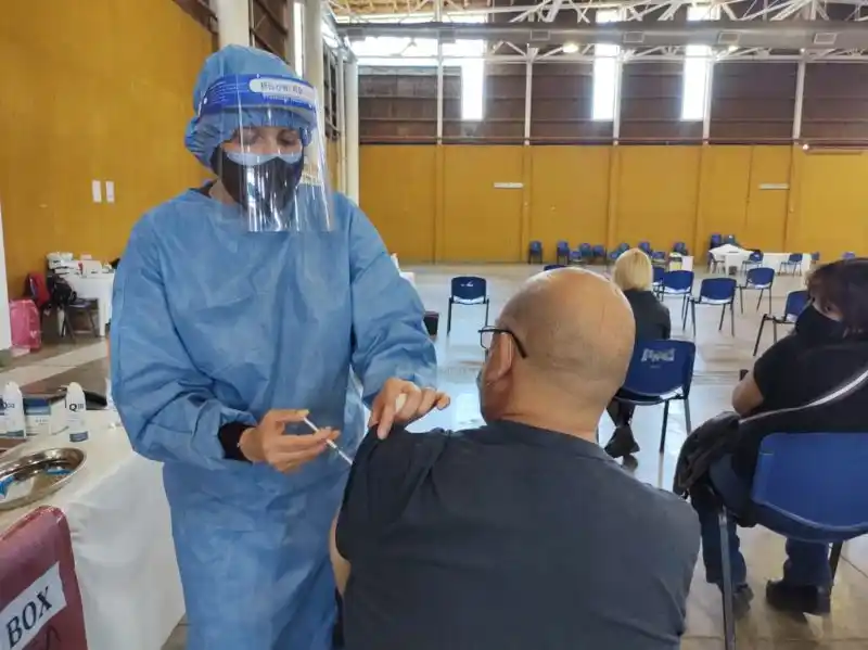 Una provincia dispuso el uso obligatorio de doble barbijo en lugares cerrados