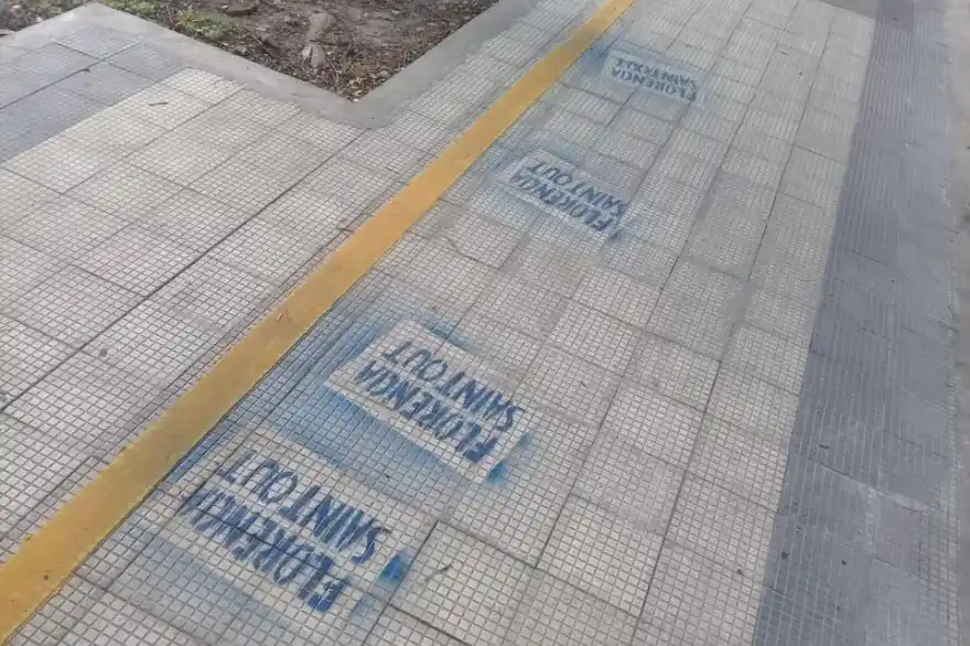 La Plata: Como había prometido Garro, multaron a Saintout por las pintadas y se recalienta la campaña
