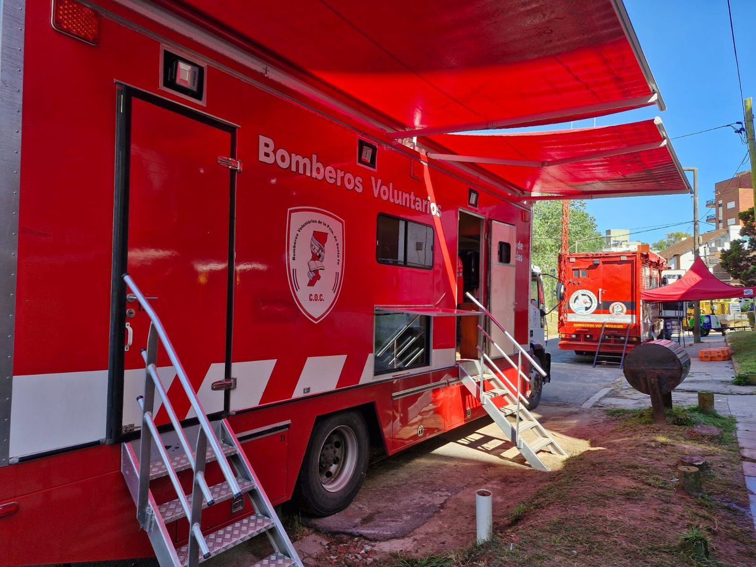 La labor de los brigadistas de Santa Fe en Villa Gesell por el derrumbre del hotel