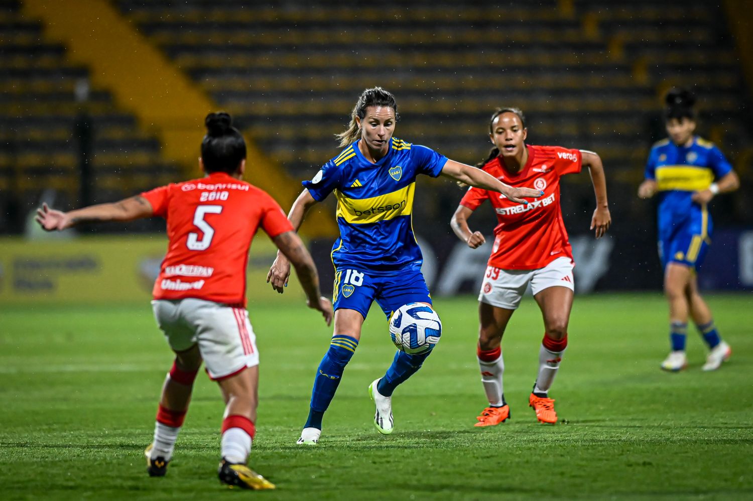 Clarisa Huber maniobra entre dos brasileñas.