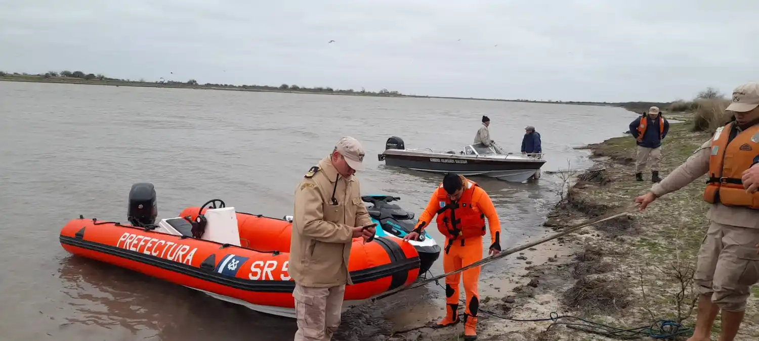 En el hecho trabaja Prefectura Naval y Bomberos Voluntarios Gualeguay. (Foto: BVG).