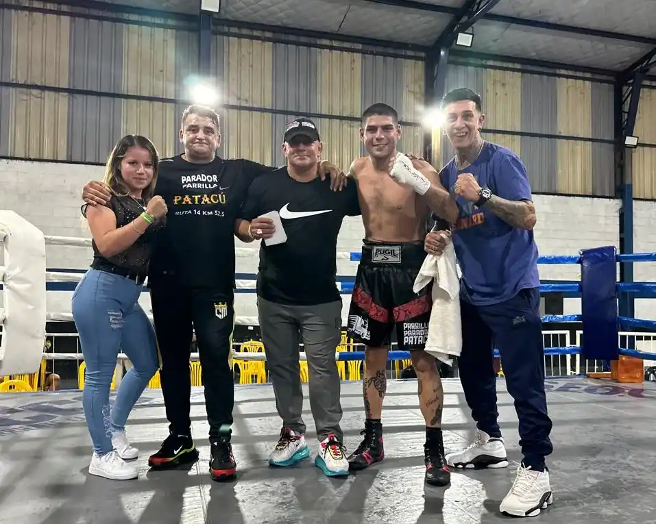 Parada festeja el triunfo con parte de su equipo en el ring del club Almagro.