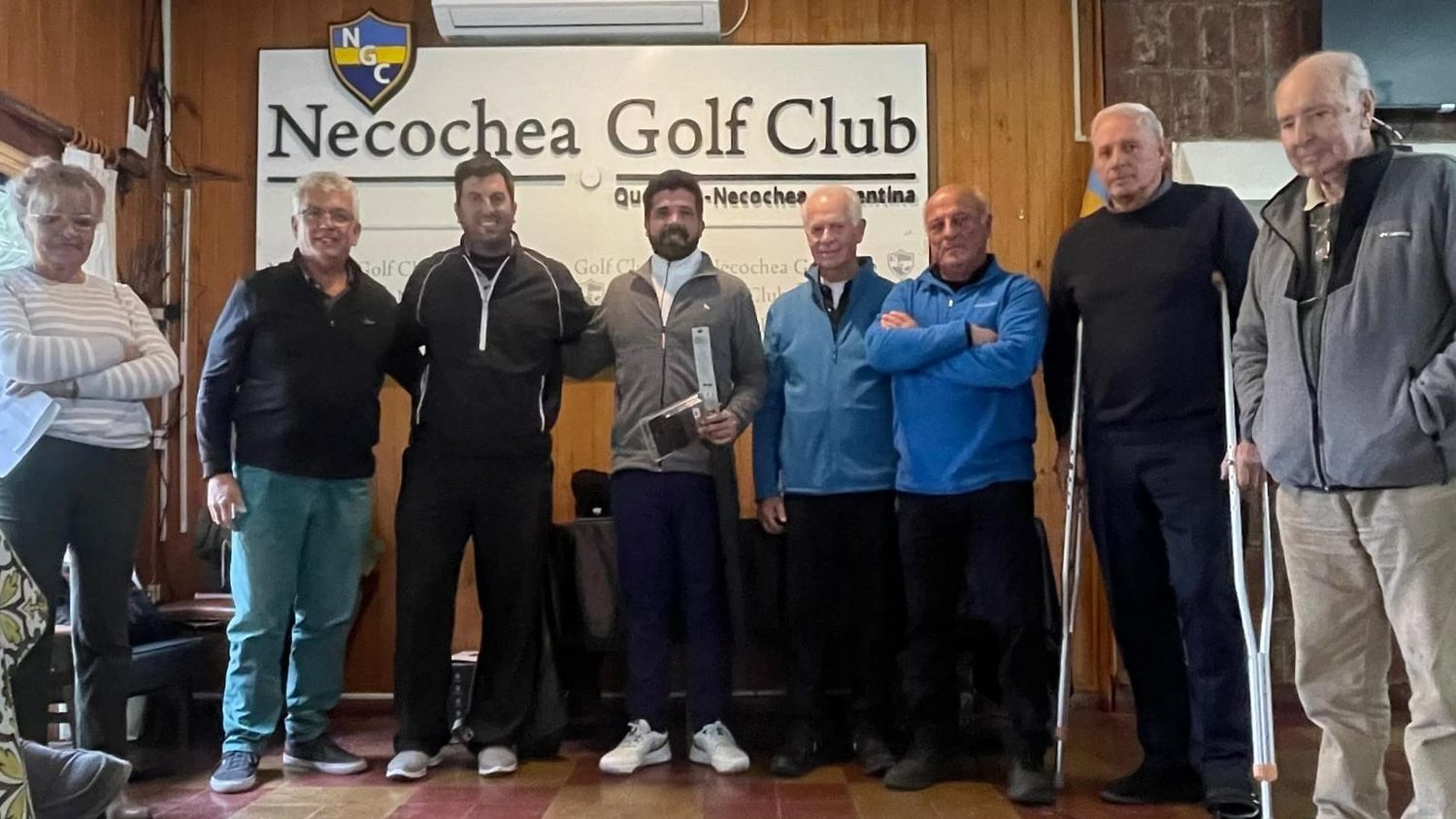 El ganador Emanuel Vallota, junto a autoridades y ex presidentes de Necochea Golf Club