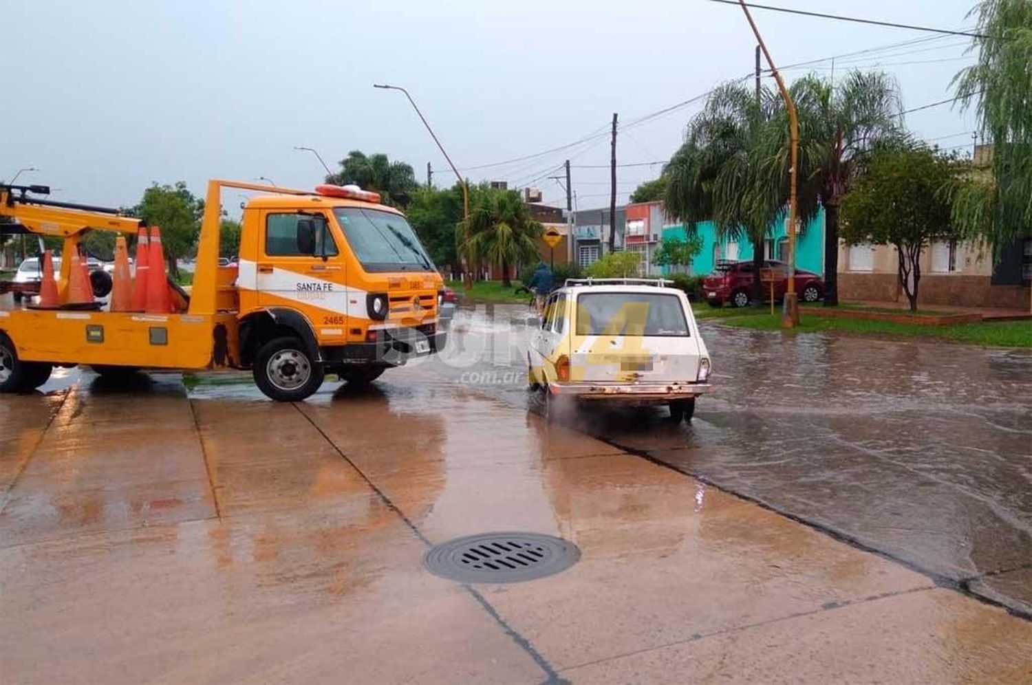 Lluvia y problemas en Rosario: calles cortadas y árboles tumbados