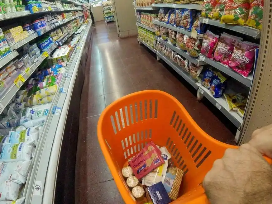 La mujer intentó fugarse sin pagar con varios productos de higiene para el cabello. Foto ilustrativa