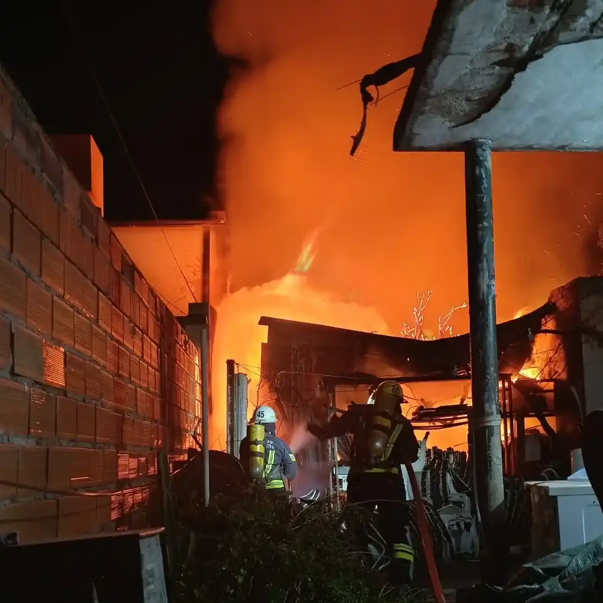 Dura tarea para los bomberos durante la madrugada.