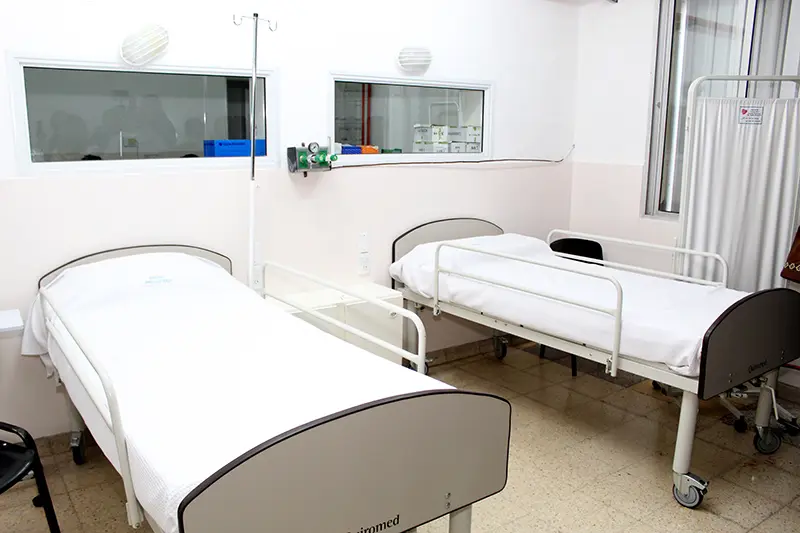 Bajaron los casos activos y la ocupación de camas de terapia