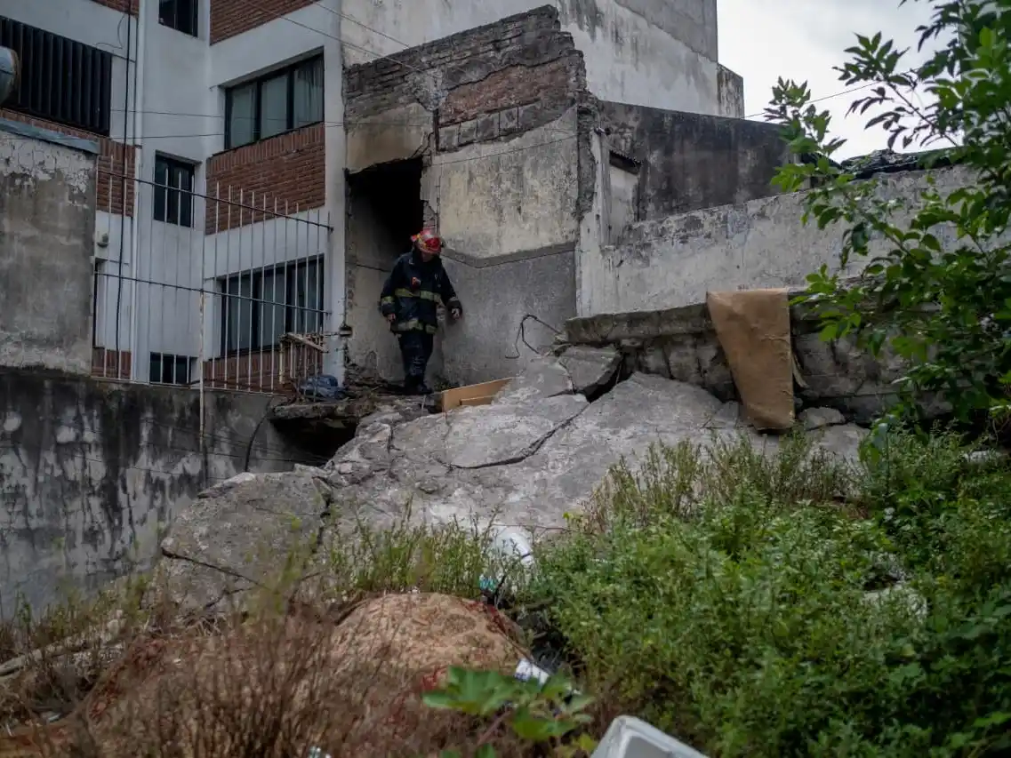 Mientras tanto, equipos de Seguridad de la Municipalidad, junto con Defensa Civil, EMSUR, EMVIAL y OSSE, continúan trabajando de manera conjunta en la zona afectada para reducir riesgos.