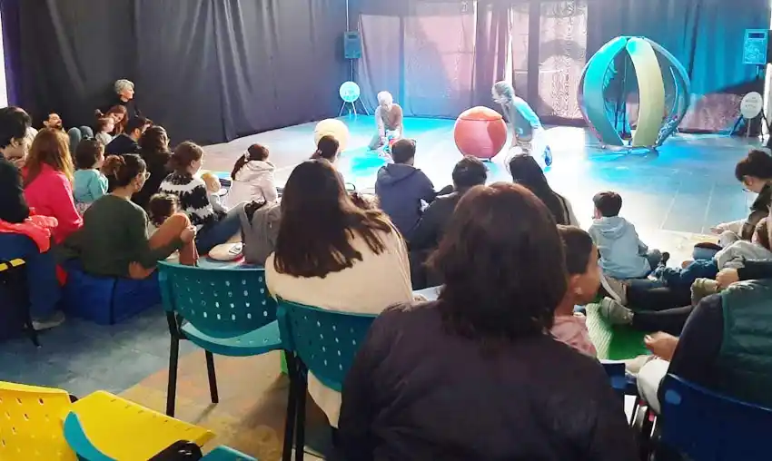 La feliz inauguración de la primera sala teatral para bebés en la ciudad