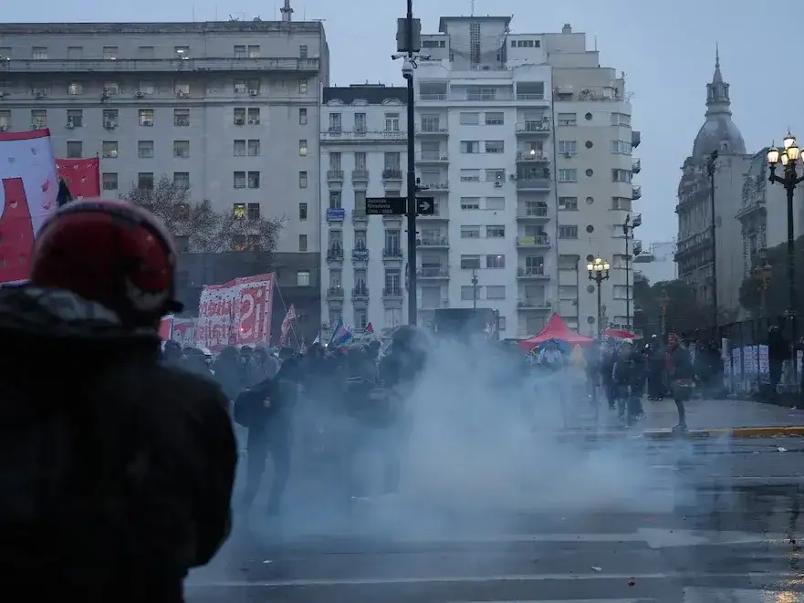 Se registraron enfrentamientos entre la policía y los manifestantes en la marcha frente al Congreso