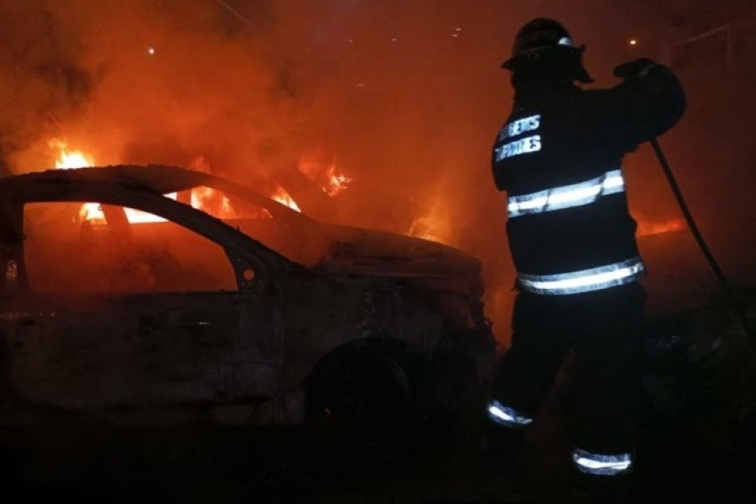 Prendieron fuego cuatro autos que estaban estacionados en la vereda de una comisaría