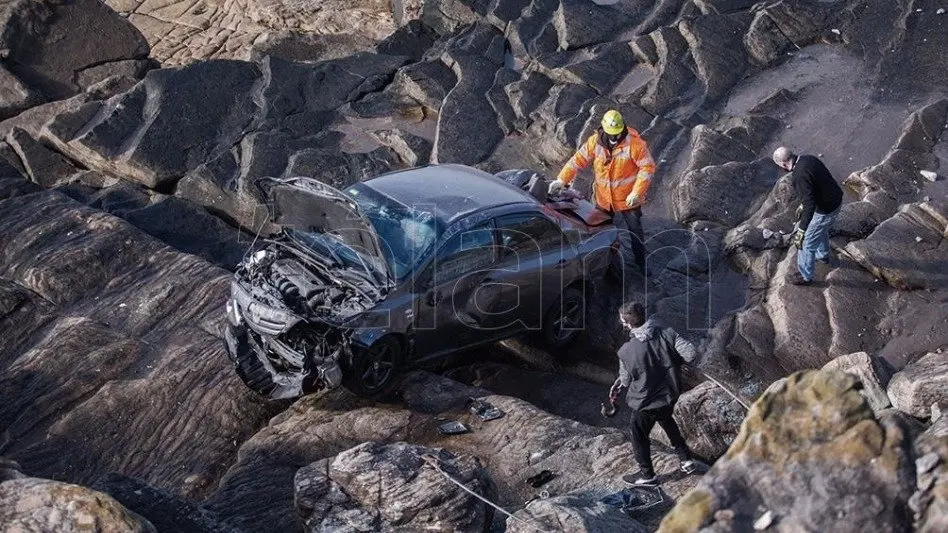 Perdió el control del auto y cayó desde un barranco en la costa