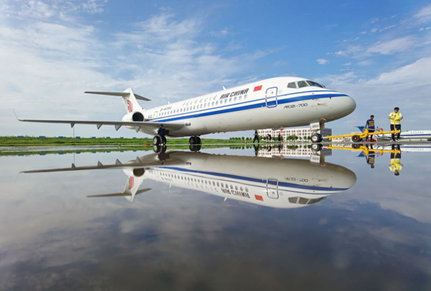 China moves forward with a cargo version of the COMAC ARJ21