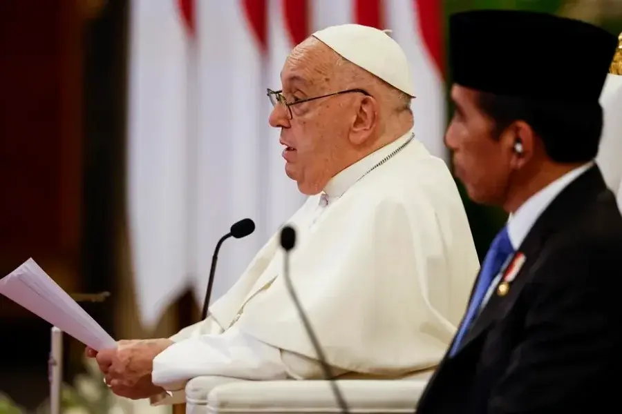 El papa denuncia desde Indonesia “que hay familias que prefieren tener un perro a un hijo”
