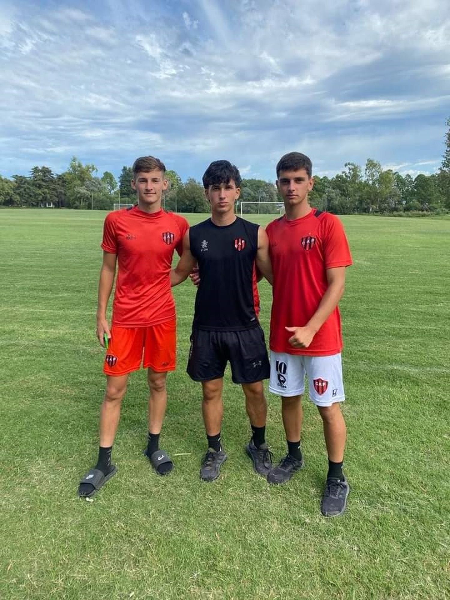 Thiago Streck, Blas Girard y Eliseo Ronconi, con la indumentaria de entrenamiento de Patronato.