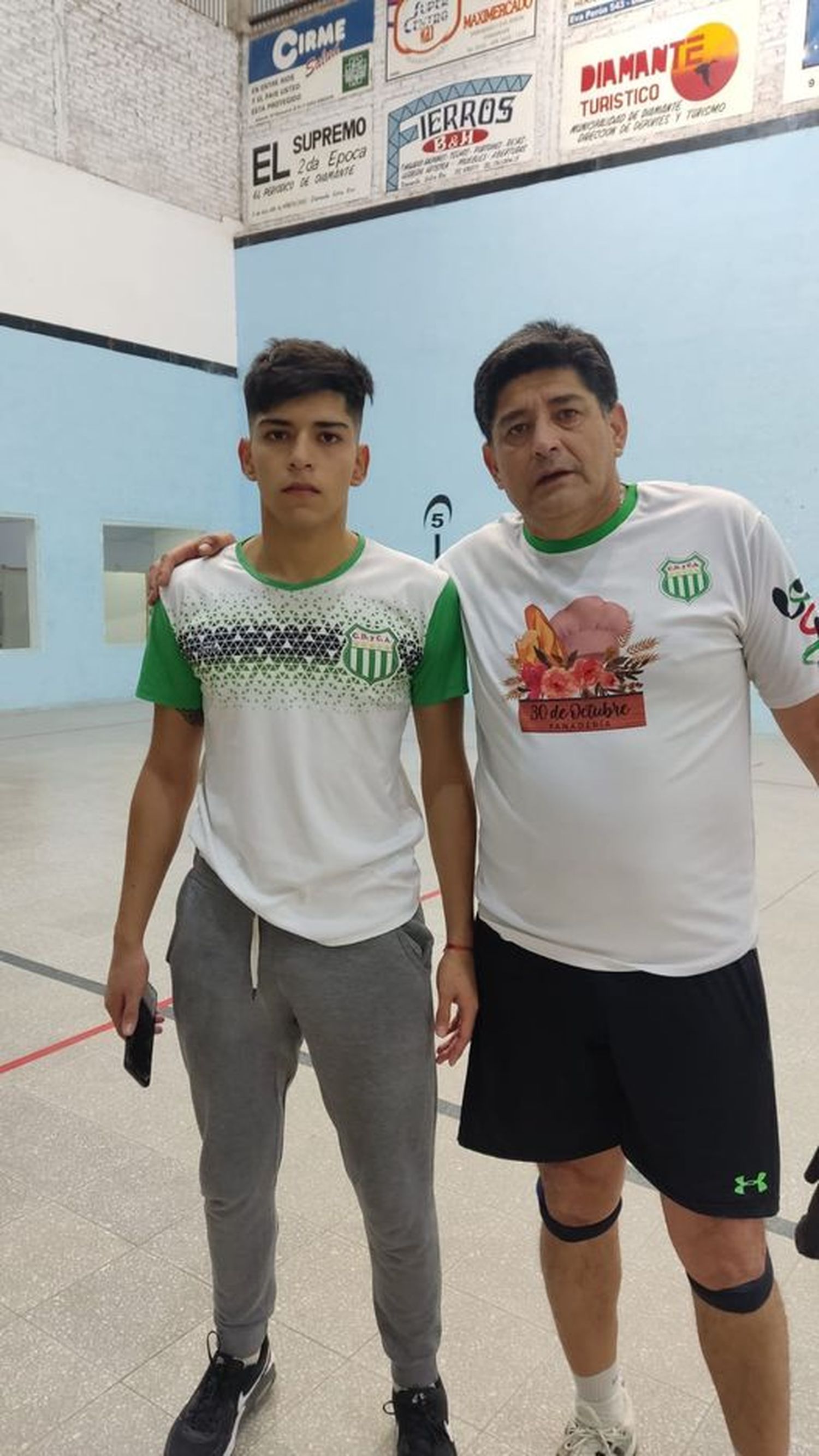 Uriel Arredondo (izq.) aquí junto a su padre. Es una de las grandes promesas de la pelota Argentina y engalanará la noche en el frontó del Club Pelota.