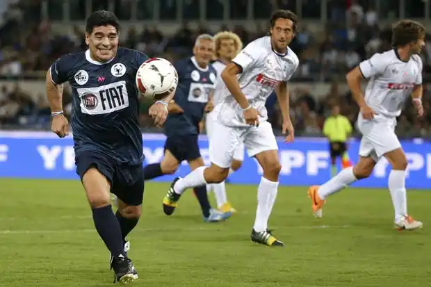 Diego Maradona fue la estrella del partido por la paz, organizado por el Papa 