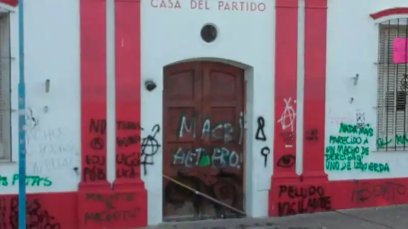 Pintaron y vandalizaron el comité de la UCR en Paraná