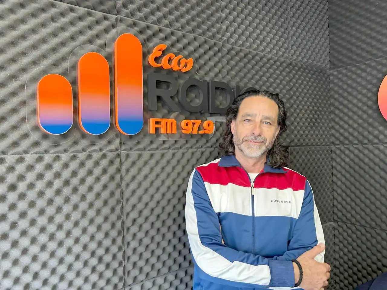 En Ecos Radio. El locutor necochense Pablo Bricker